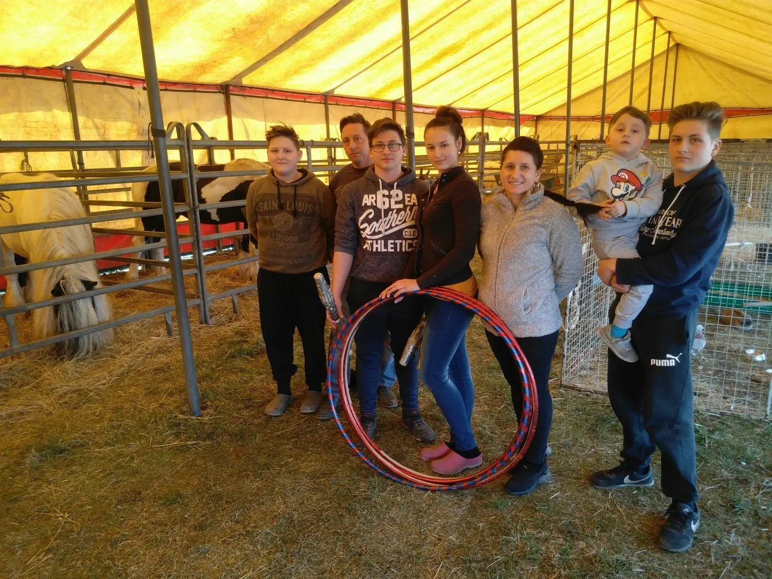 Das Coronavirus hat auch auf Familienunternehmen wie den Wanderzirkus "Gebrüder Köllner" massive Auswirkungen. Die Familie steht aktuell mit ihren Wagen und Tieren auf dem Rummelplatz in Vetschau, darf aber keine Aufführungen anbieten. Das bedroht mittelfristig ihre wirtschaftliche Existenz.