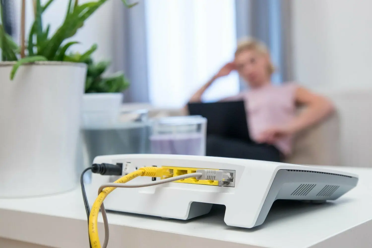 Glasfaseranschlüsse gelten um ein Vielfaches als leistungsfähiger, als die in Deutschland vielfach noch fürs Internet verwendeten Kupfer-Telefonleitungen.