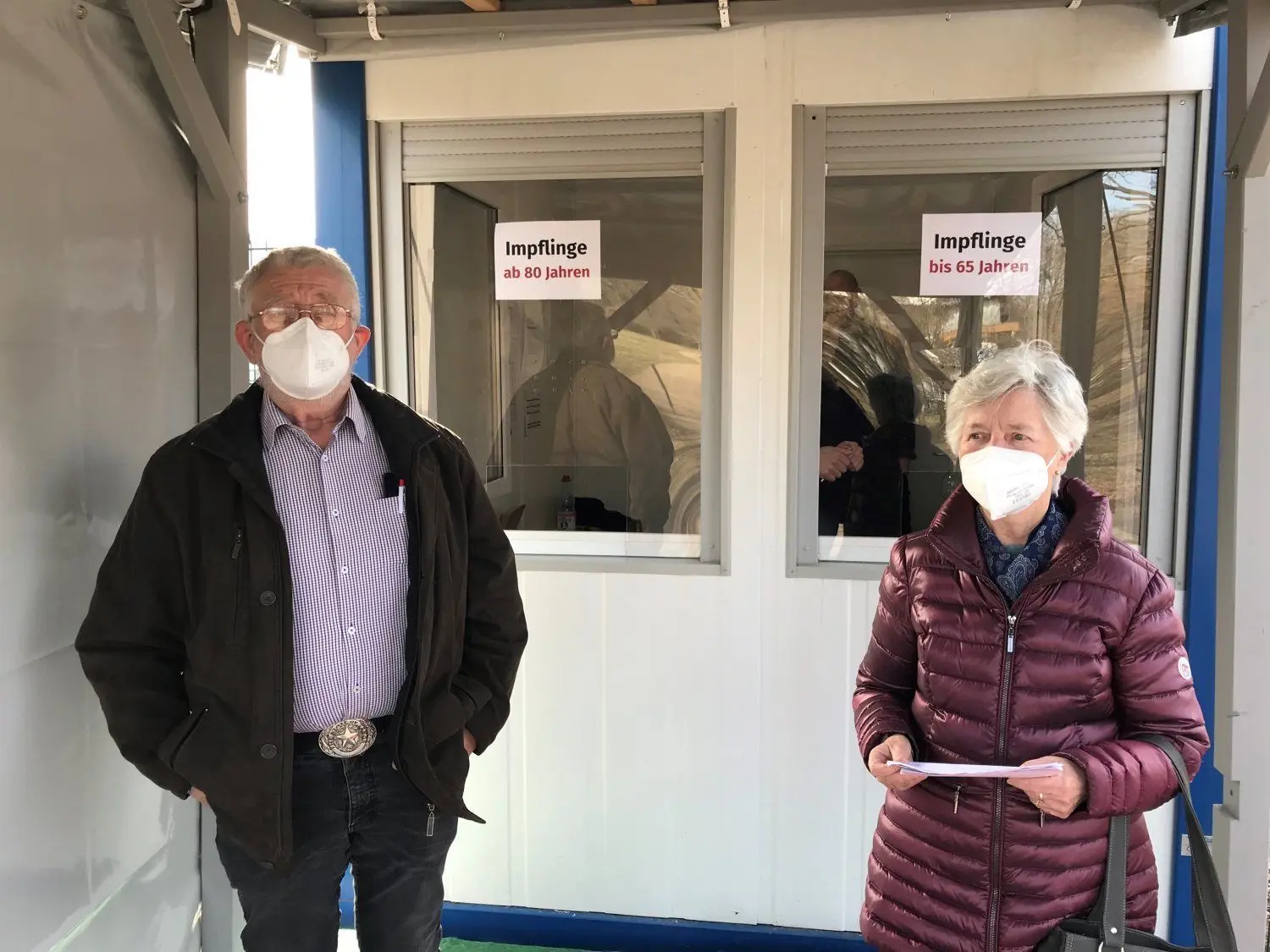Horst Wetzel (l.) fährt regelmäßig die Über-80-Jährigen aus seiner Ortsgruppe der Volkssolidarität in Guben zum Impfen nach Cottbus. Die Fahrtkosten erstattet die Krankenkasse nicht.