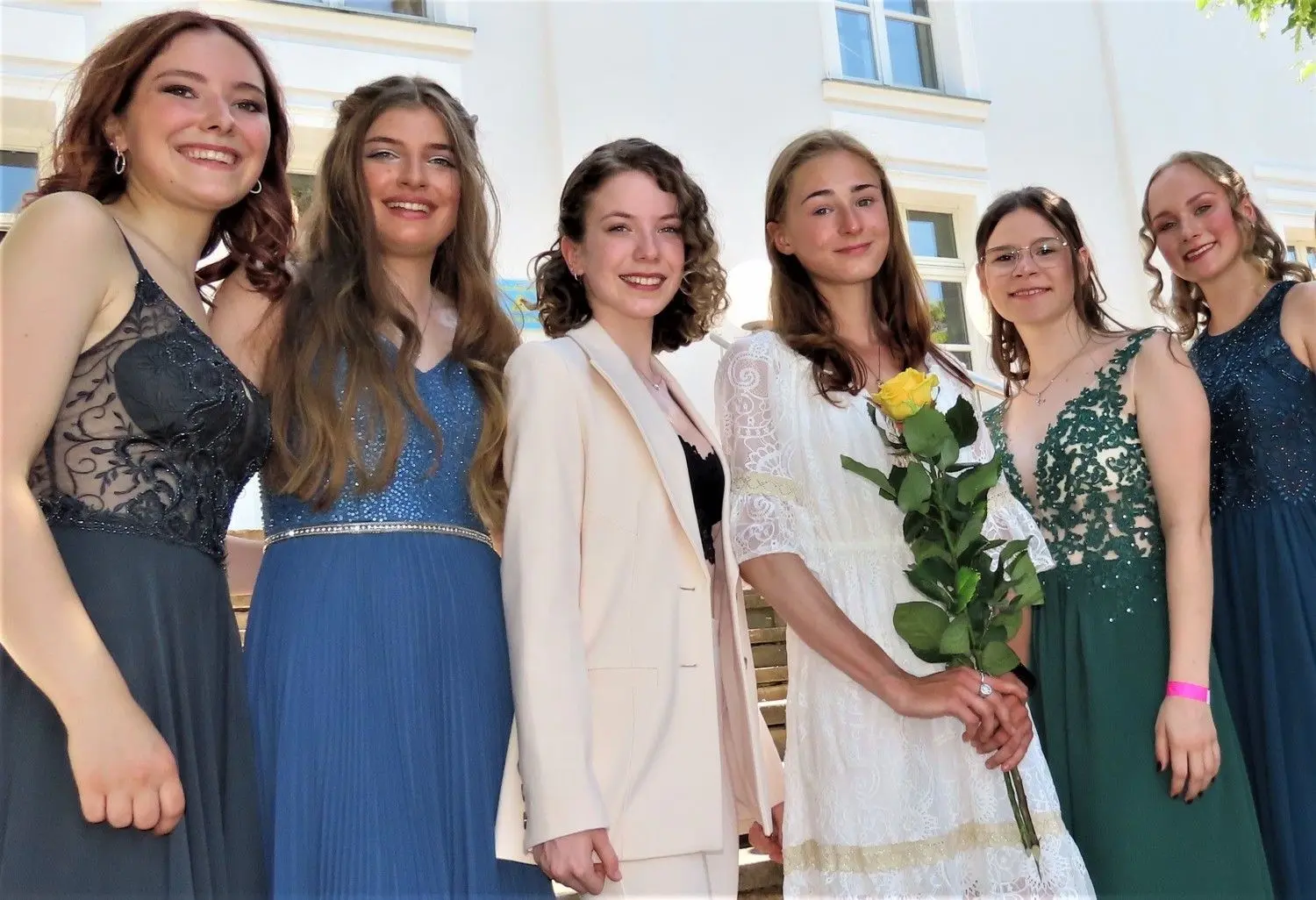 Friederike Mros, Eva Pistrosch, Joulina Albert, Martyna Nytko, Lea Greiner und Louisa Schulz gehören zu den Besten des Abiturjahrgangs 2021 am Erwin-Strittmatter-Gymnasium in Spremberg.