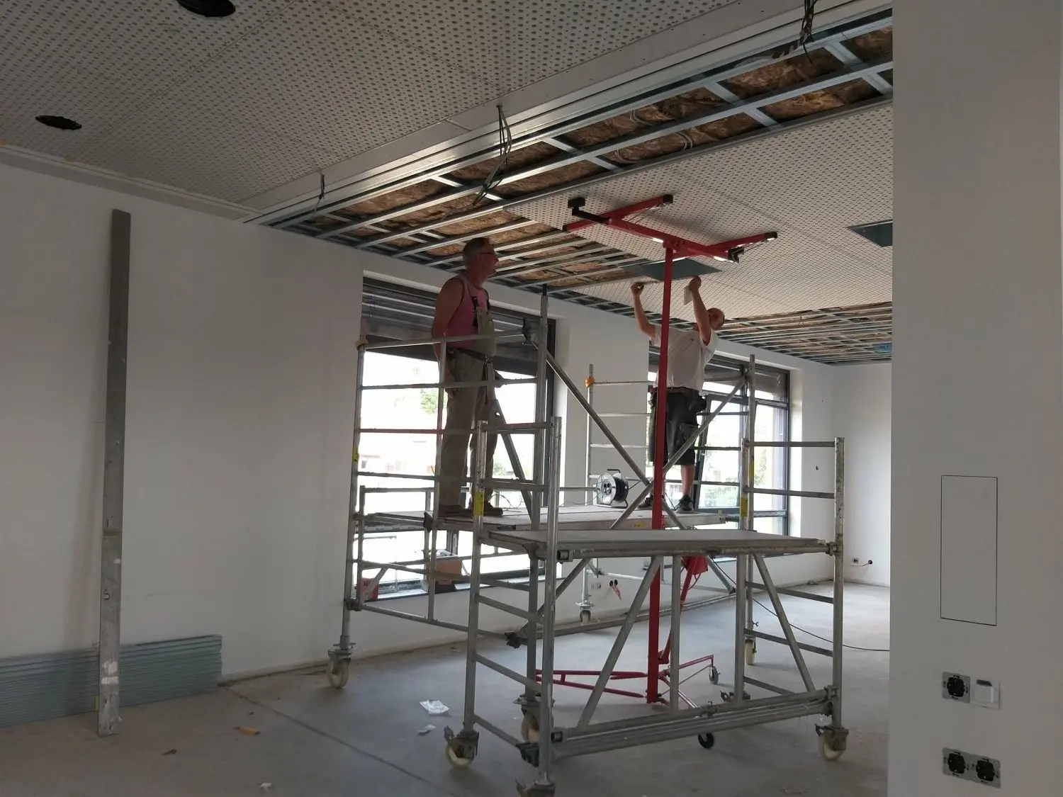 Mitarbeiter der Firma Trockenbau Häusler aus Torgau arbeiten im TagungsHaus an den Raumdecken.