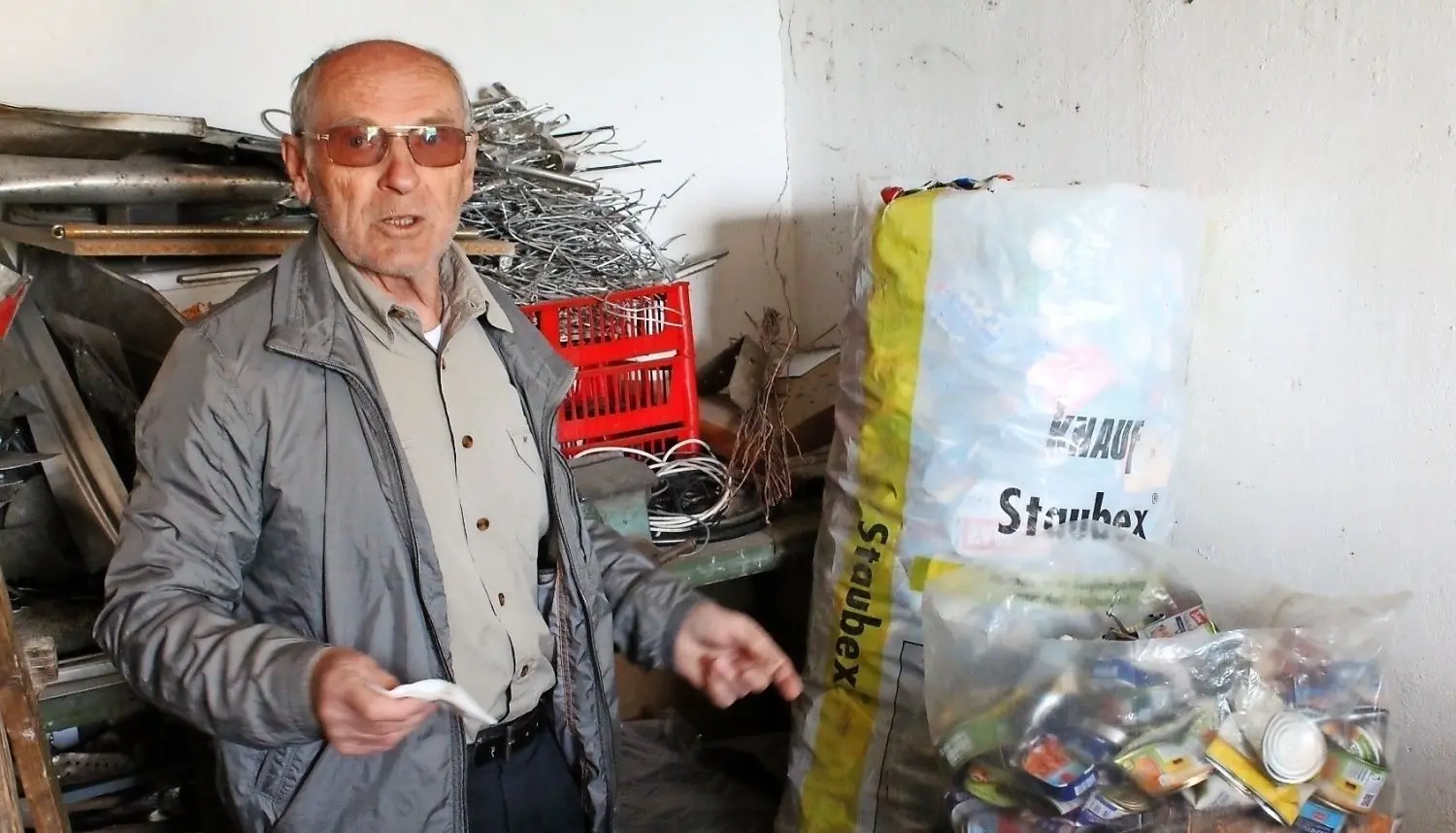 Gerhard Wiesner aus Lauchhammer ärgert sich über den Umgang mit Pfand-Behältern