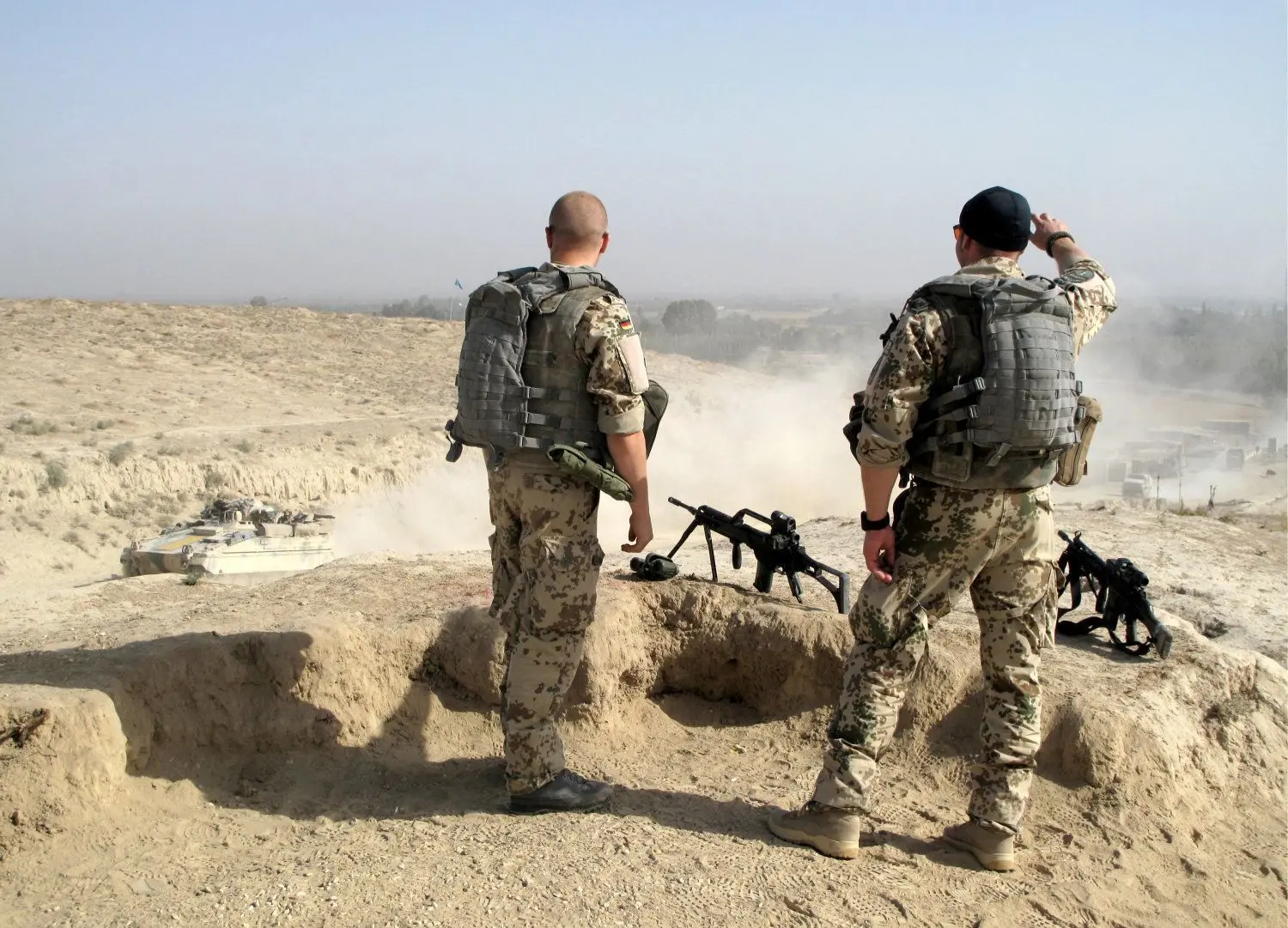 Seit 2002 sind deutsche Soldaten in Afghanistan aktiv. Die Aufgaben der Bundeswehr umfassen heute die Ausbildung, Beratung und Unterstützung der afghanischen Kräfte.