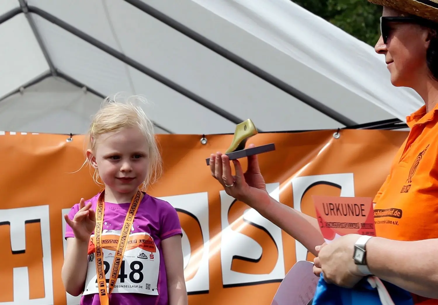 Den "goldenen" Laufschuh erhielten alle Erstplatzierten als Pokal. Darunter auch Hanna Müller aus Lübben, in der Altersklasse der unter Sechsjährigen.