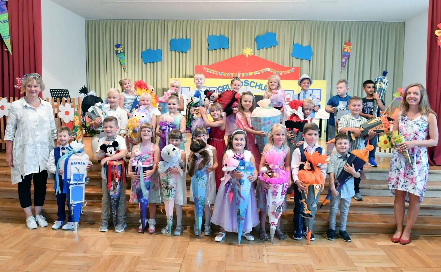 Die Abc-Schützen des neuen Jahrgangs an der Friedrich-Starke-Grundschule in Elsterwerda-Biehla. Auch Jana Richter (r.) hat eine kleine Zuckertüte erhalten. Sie ist erstmals Klassenleiterin, hier der 1 a.