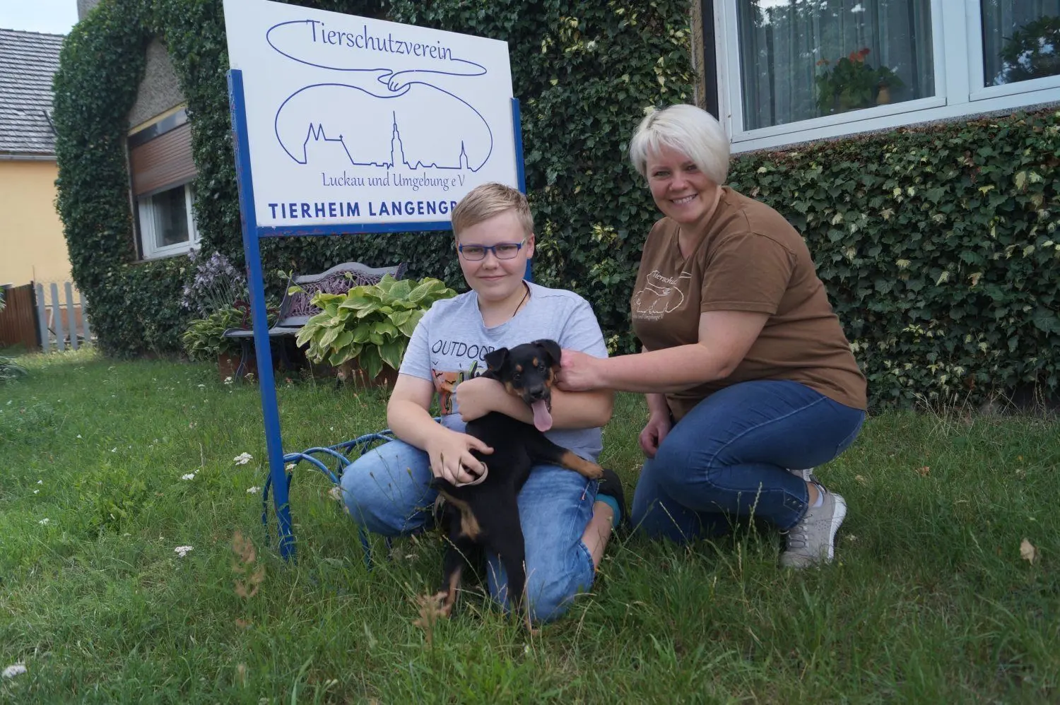 Susann Viol vom Tierheim Langengrassau hat die Tierliebe an Sohn Bruno weitergegeben. Hund Paule ist einer der jüngsten Tierheim-Bewohner. Die Einrichtung ist an der Kapazitätsgrenze.