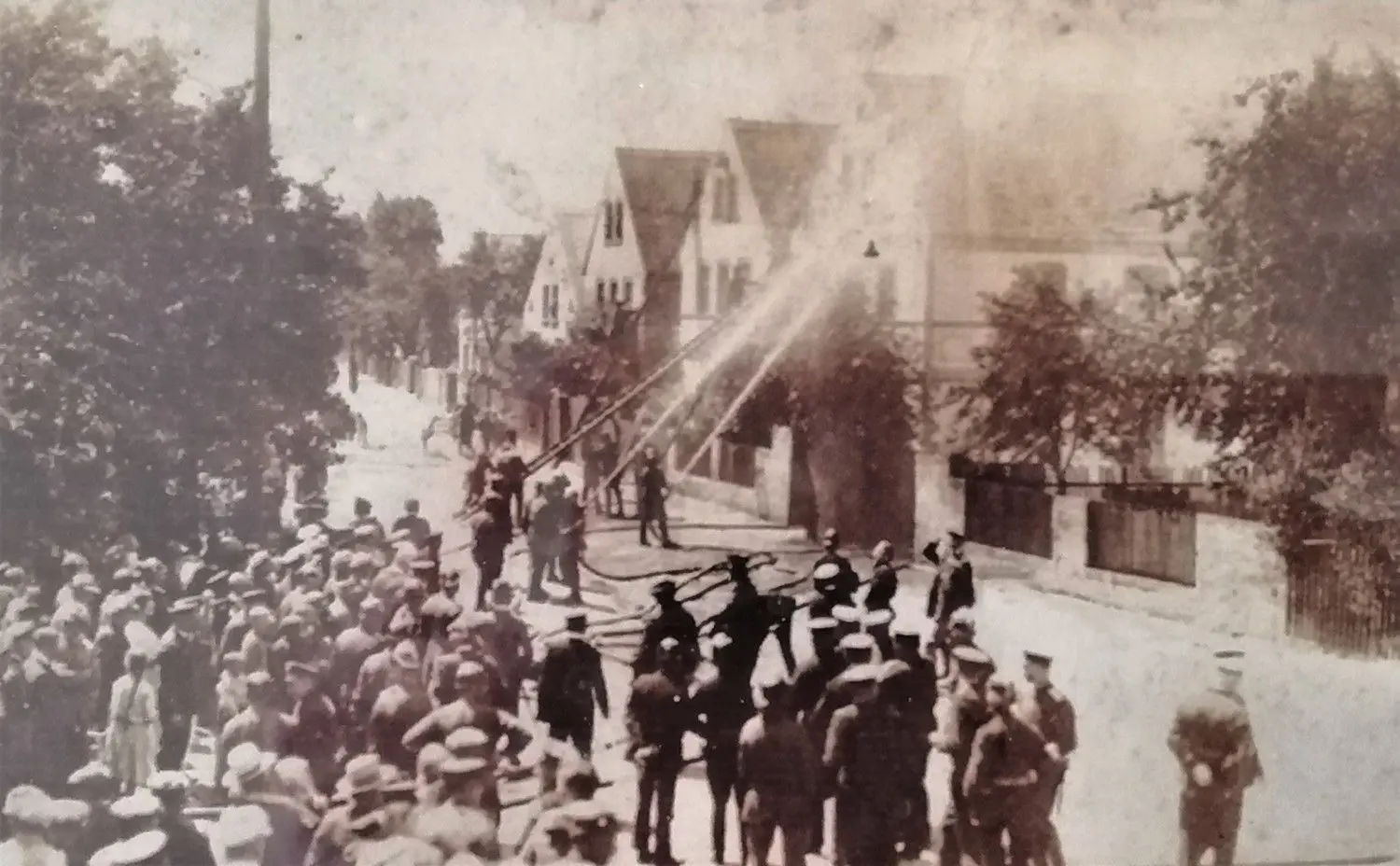 Eine öffentliche Feuerwehrübung in den 1920er-Jahren in Plessa. Die Einwohner lassen sich so ein Spektakel nicht entgehen.