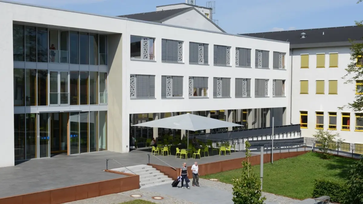 Auch im Krankenhaus Lauchhammer gehen die notwendigen Umstrukturierungen zügig voran. Die Beschäftigten im nicht-medizinischen Bereich müssen um ihre Jobs bangen.
Klinikum Niederlausitz, Standort Lauchhammer