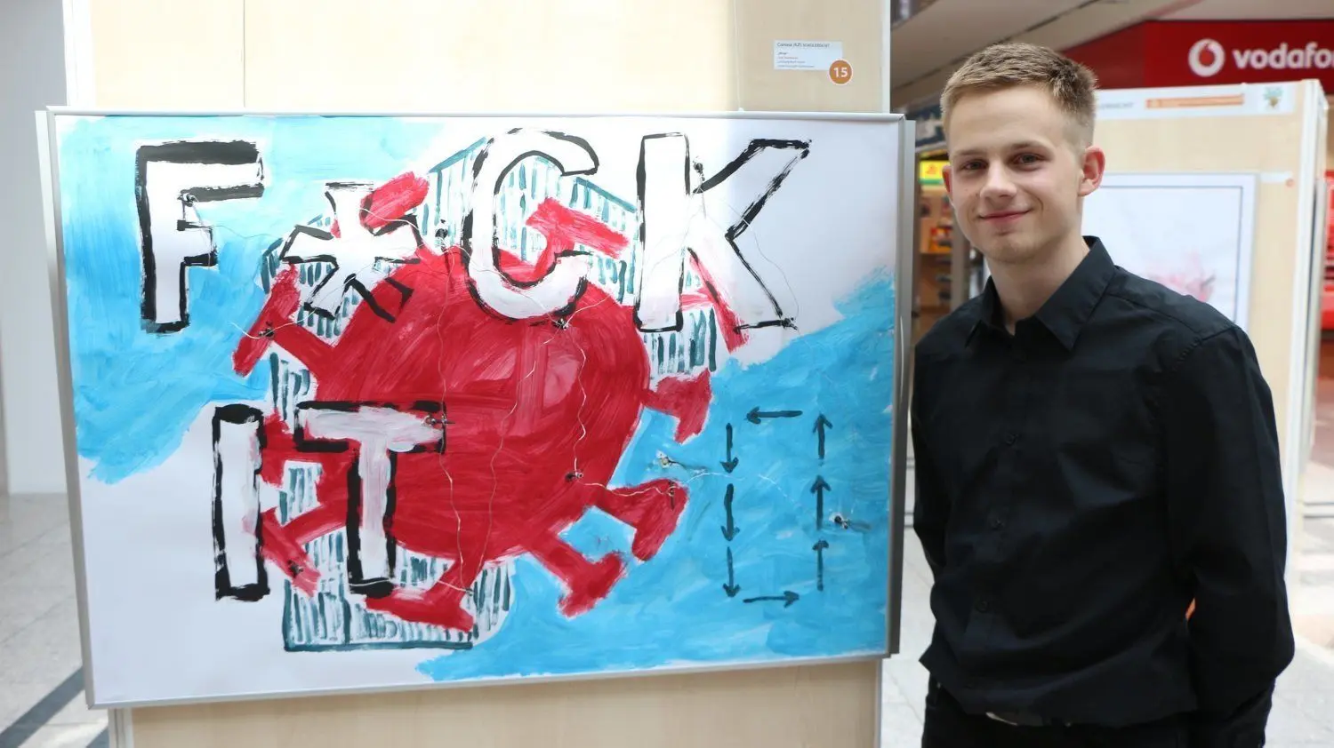 Experimentell: Elftklässler Joel Radowski (17), Schüler vom Kunst-Leistungskurs am Léon-Foucault-Gymnasium, lässt mit seiner Kunst einfach Emotionen raus.