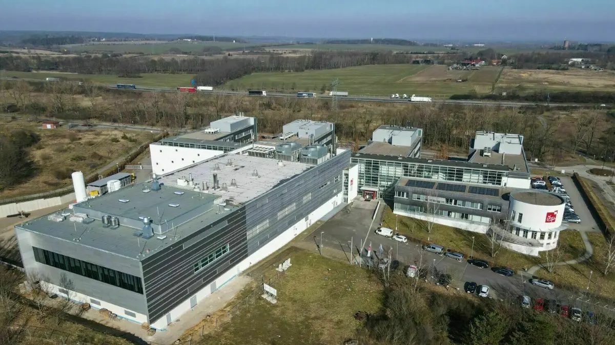 Das IHP Leibniz-Institut im Technologiepark in Frankfurt (Oder), dahinter die Autobahn A12 und das sich am Horizont anschließende, geplante Industriegebiet Westnuhnen.
Das Gebäude der IHP GmbH - Innovations for High Performance Microelectronics - Leibniz-Institut für innovative Mikroelektronik mit der neuen Reinraumerweiterung an der linken Seite (Luftaufnahme mit einer Drohne). Der Reinraum - das technologische Herzstück des IHP in Frankfurt (Oder) wurde in 2,5 jähriger Bauzeit um die Hälfte seiner Größe erweitert. Die Flächenerweiterung des Reinraums auf eine Größe von 1500 Quadratmetern ermöglicht es dem IHP einerseits Partnern aus Wissenschaft und Forschung eine stabile BiCMOS Technologieplattform zur Verfügung zu stellen und gleichzeitig die Möglichkeiten neue Materialien zu erforschen. Ziel ist es, auch zukünftig Rekorde wie den schnellsten Silizium-Germanium Transistor der Welt aufrecht erhalten zu können. Das IHP ist ein Institut der Leibniz-Gemeinschaft und betreibt Forschung und Entwicklung zu siliziumbasierten Systemen, Höchstfrequenz-Schaltungen und -Technologien einschließlich neuer Materialien. Es erarbeitet innovative Lösungen für Anwendungsbereiche wie die drahtlose und Breitbandkommunikation, Sicherheit, Medizintechnik, Industrie 4.0, Mobilität und Raumfahrt. Das IHP beschäftigt etwa 300 Mitarbeiter. +++ dpa-Bildfunk +++