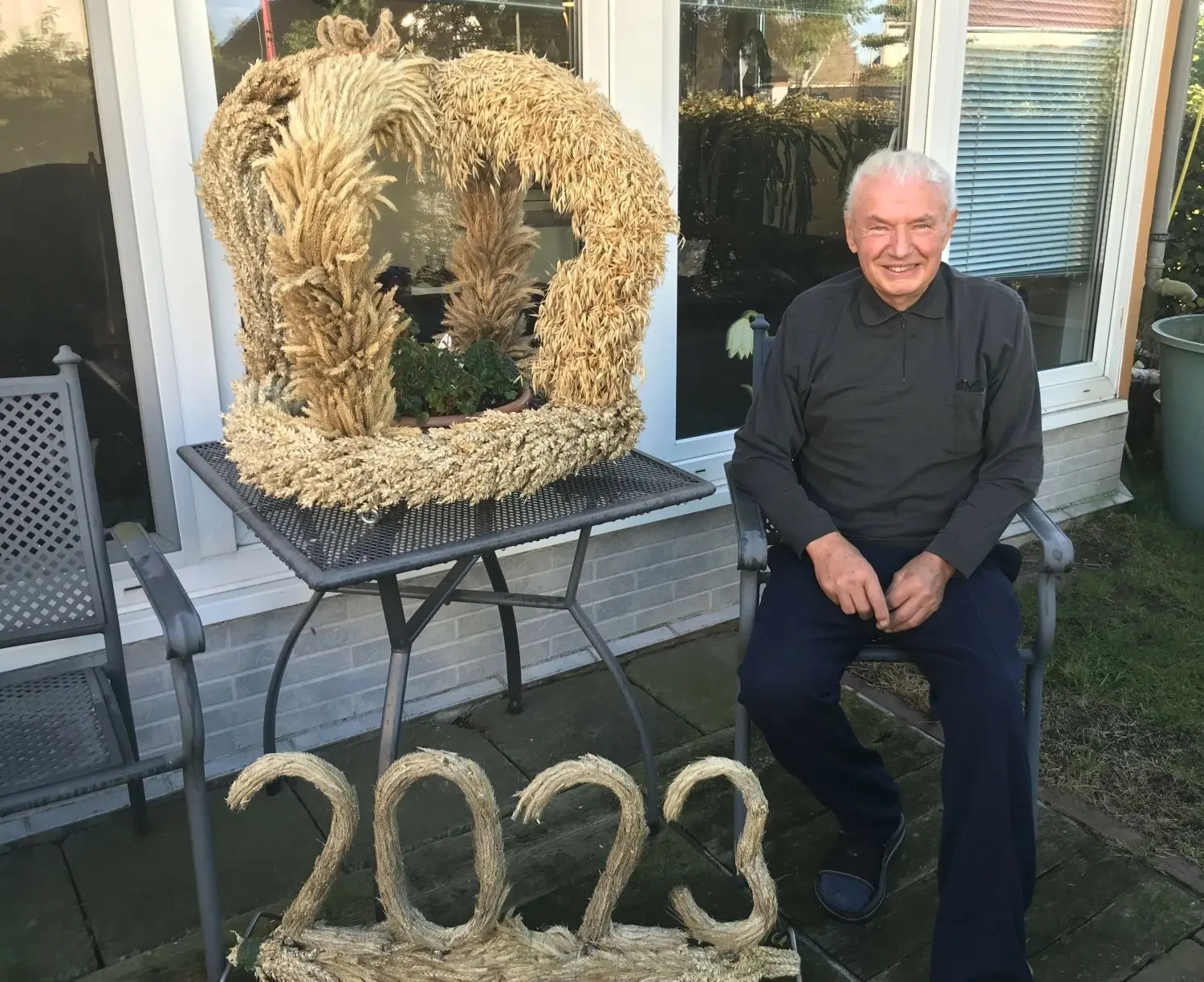 Werner Enigk neben der Krone, die er 2023 angefertigt hat. Aufhören möchte der rüstige Senior mit seinem Hobby vorläufig auf alle Fälle nicht.