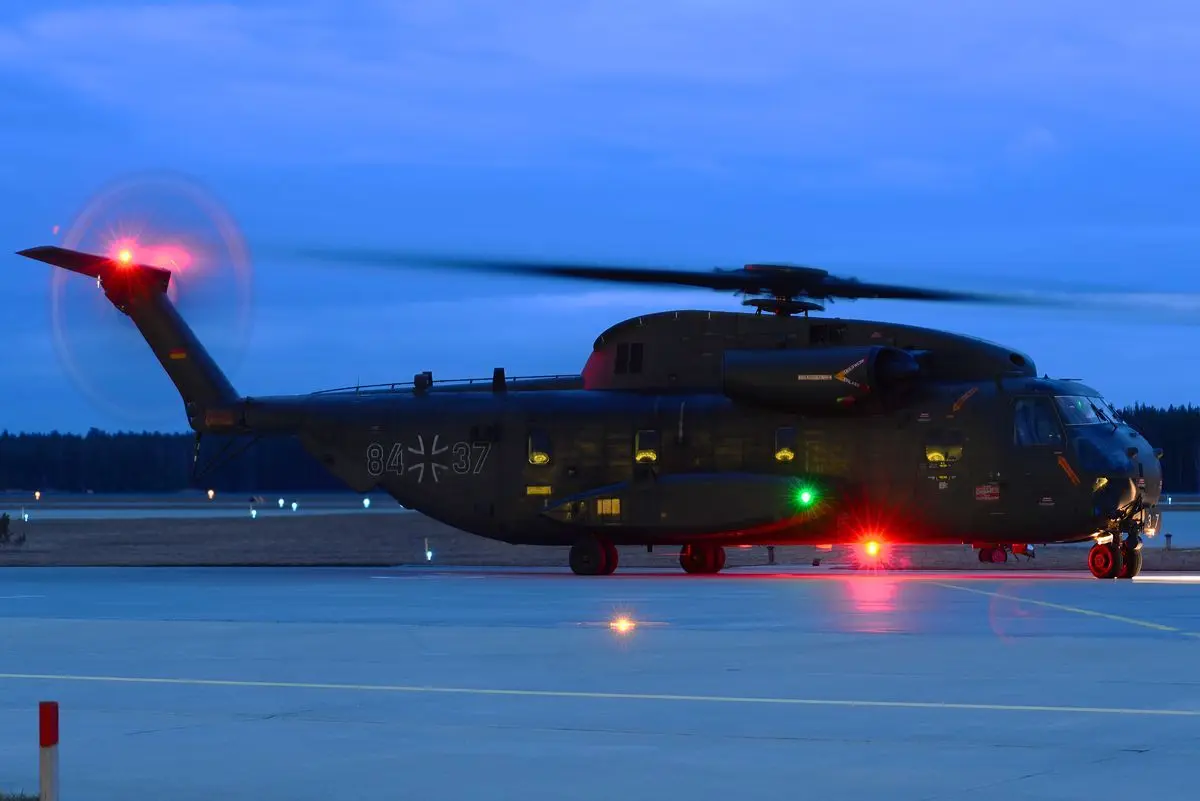 Die Hubschrauber vom Typ CH-53, hier auf dem Fliegerhorst in Holzdorf bei Startvorbereitungen für einen Nachtflug, werden in Holzdorf in den kommenden Jahren von Maschinen des Typs der CH-47 Chinook ersetzt.