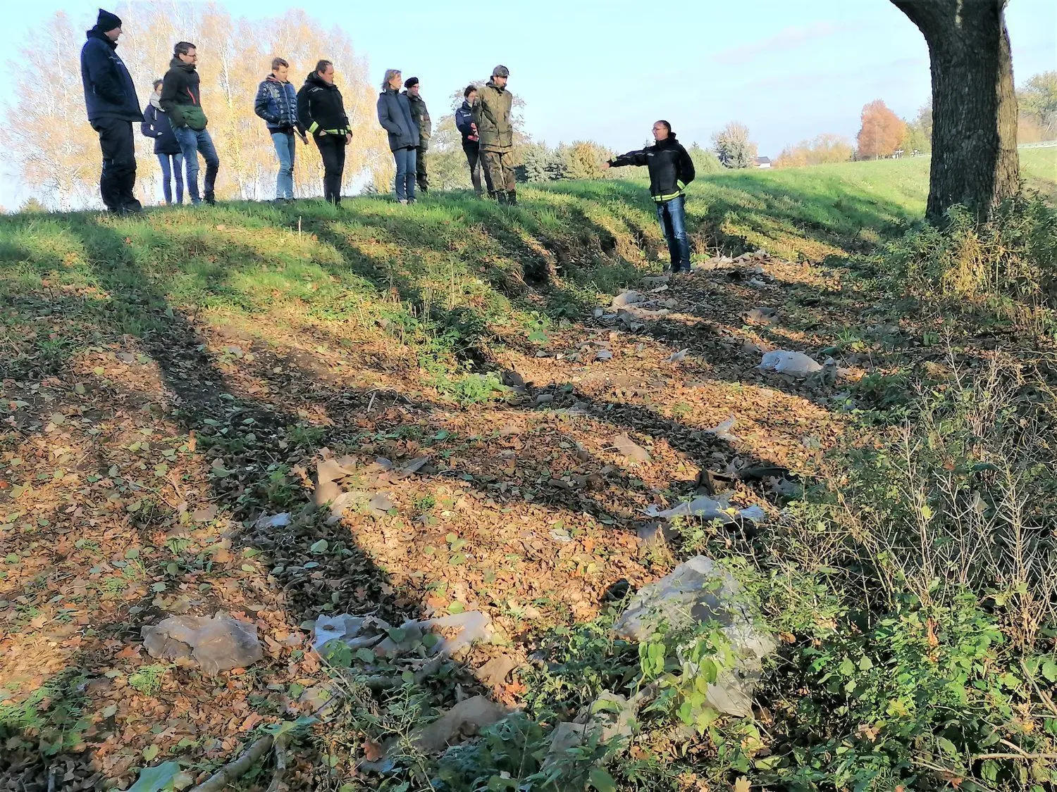 Etwa 300 Meter westlich der Plessaer Straßenbrücke über die Schwarze Elster ist diese alte, wilde Müllkippe am Deichfuß entdeckt worden.