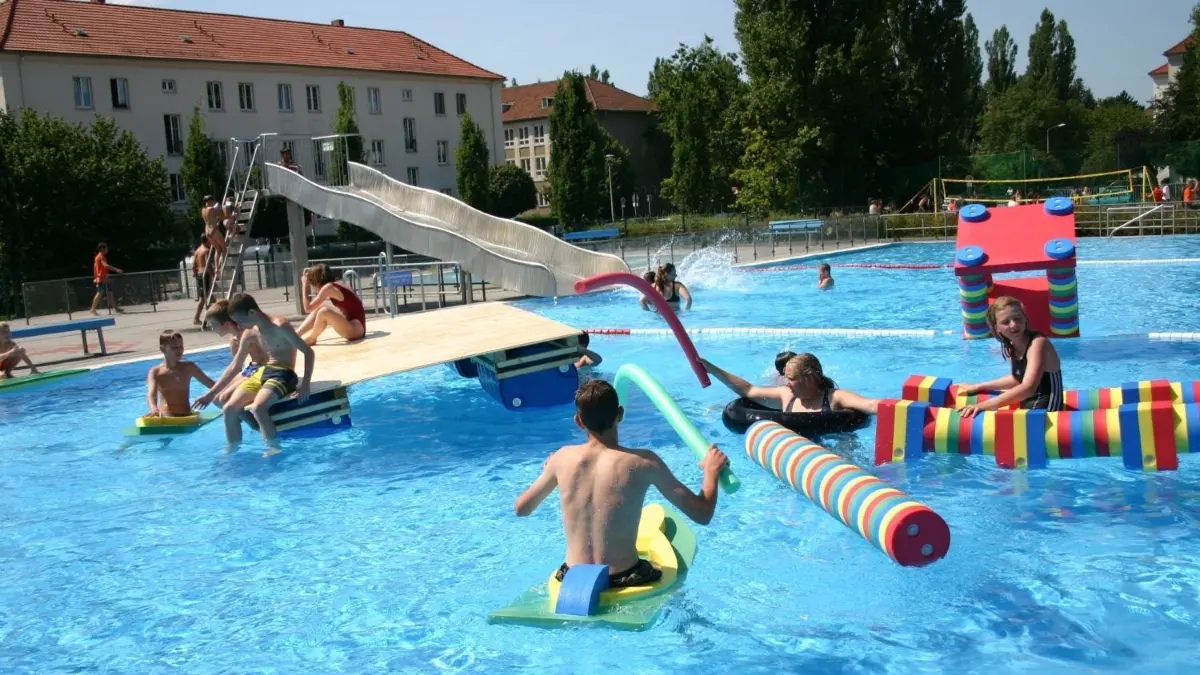 Blick ins Gubener Freibad. Wird die Einrichtung im kommenden Jahr ihre Pforten überhaupt öffnen?
Ferienspaß im Gubener Freibad.