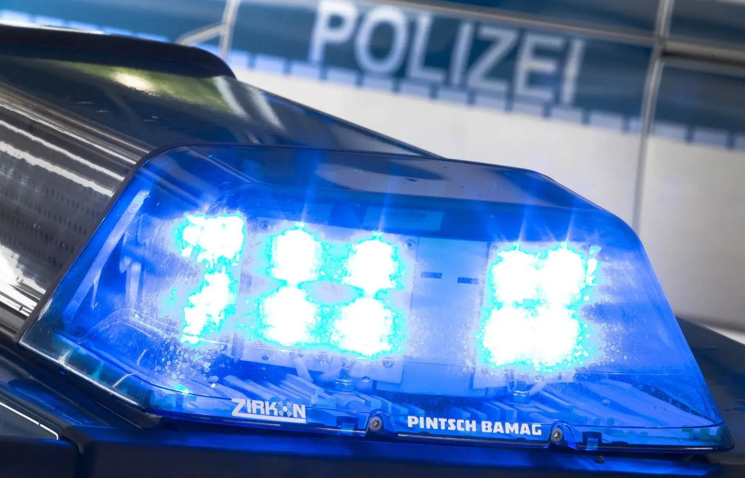 Per Notruf ist die Polizei am Montagabend zu einem schwer verletzten jungen Mann in Lauchhammer gerufen worden.