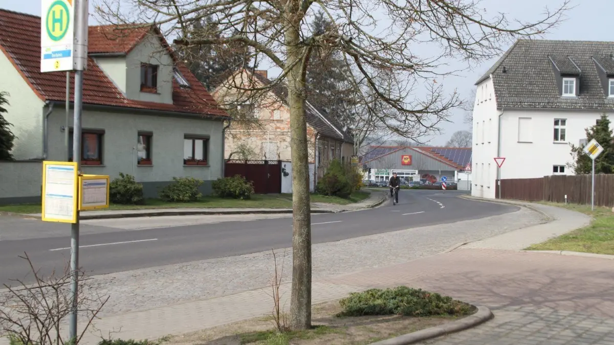 In fußläufiger Entfernung zum Tatort befinden sich auch ein Einkaufsmarkt sowie in Gegenrichtung eine Gaststätte.
In fußläufiger Entfernung zum Tatort befinden sich auch ein Einkaufsmarkt sowie in Gegenrichtung eine Gaststätte. Foto: Ingvil Schirling
