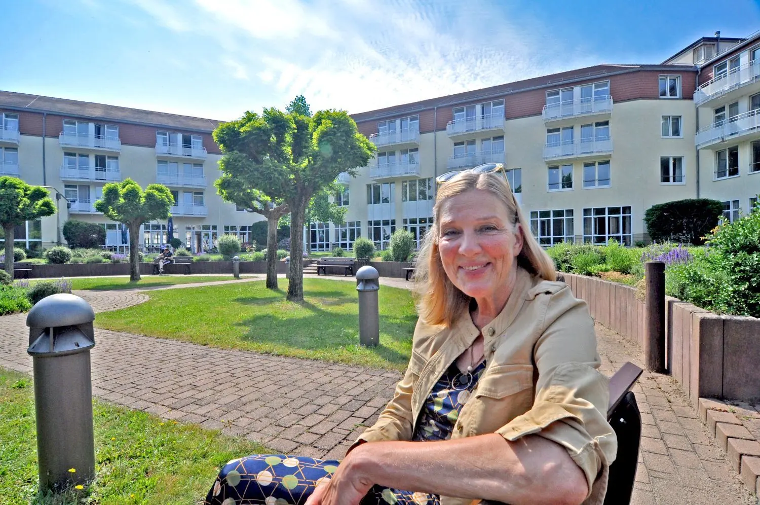 Tatjana Petersen im Garten der Median Fontana-Klinik in Bad Liebenwerda. Sie sagt: „Unter Coronabedingungen sind wir viel individueller behandelt worden.“