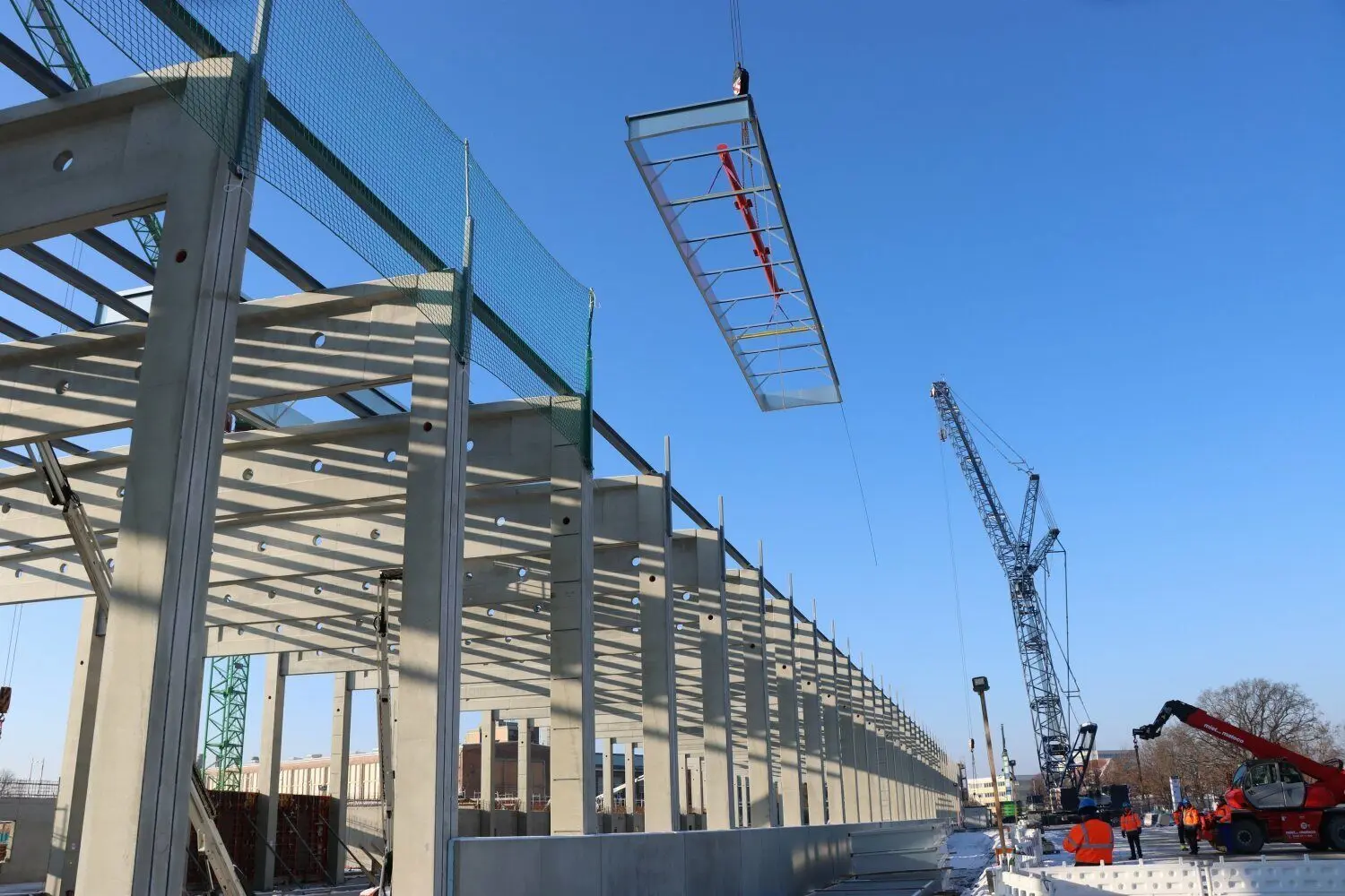 Schwere Last für den Baukran am Bahnwerk Cottbus: Ein Bauteil bringt es auf 900 Kilogramm. Die Zargen bilden den Untergrund für das sägezahnartige Sheddach.