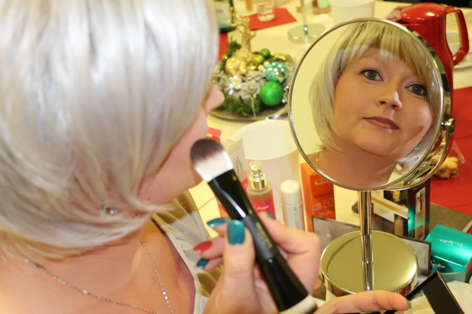 Kerstin Schöbel wirft einen Blick in den Spiegel, trotz Krebs.