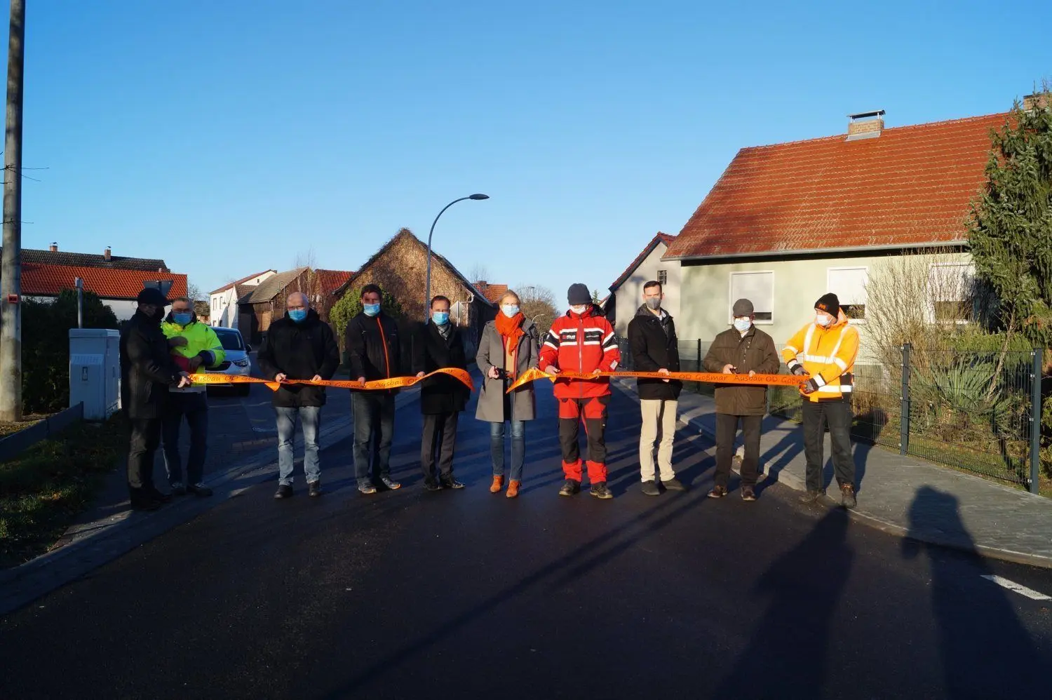 Am Donnerstag wurde die Ortsdurchfahrt in Goßmar offiziell freigegeben durch: Bauamtsleiter Alexander Kläge, Siegfried Klatte vom Gebäude- und Immobilienmanagement LDS, Bürgermeister Frank Deutschmann, Dirk Hoffmann von Matthäi, Gemeindevertreter Michael Z
