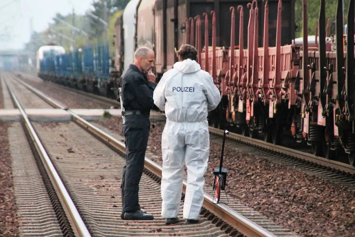 Später fand die Polizei eine leblose Person an einem Bahnübergang.