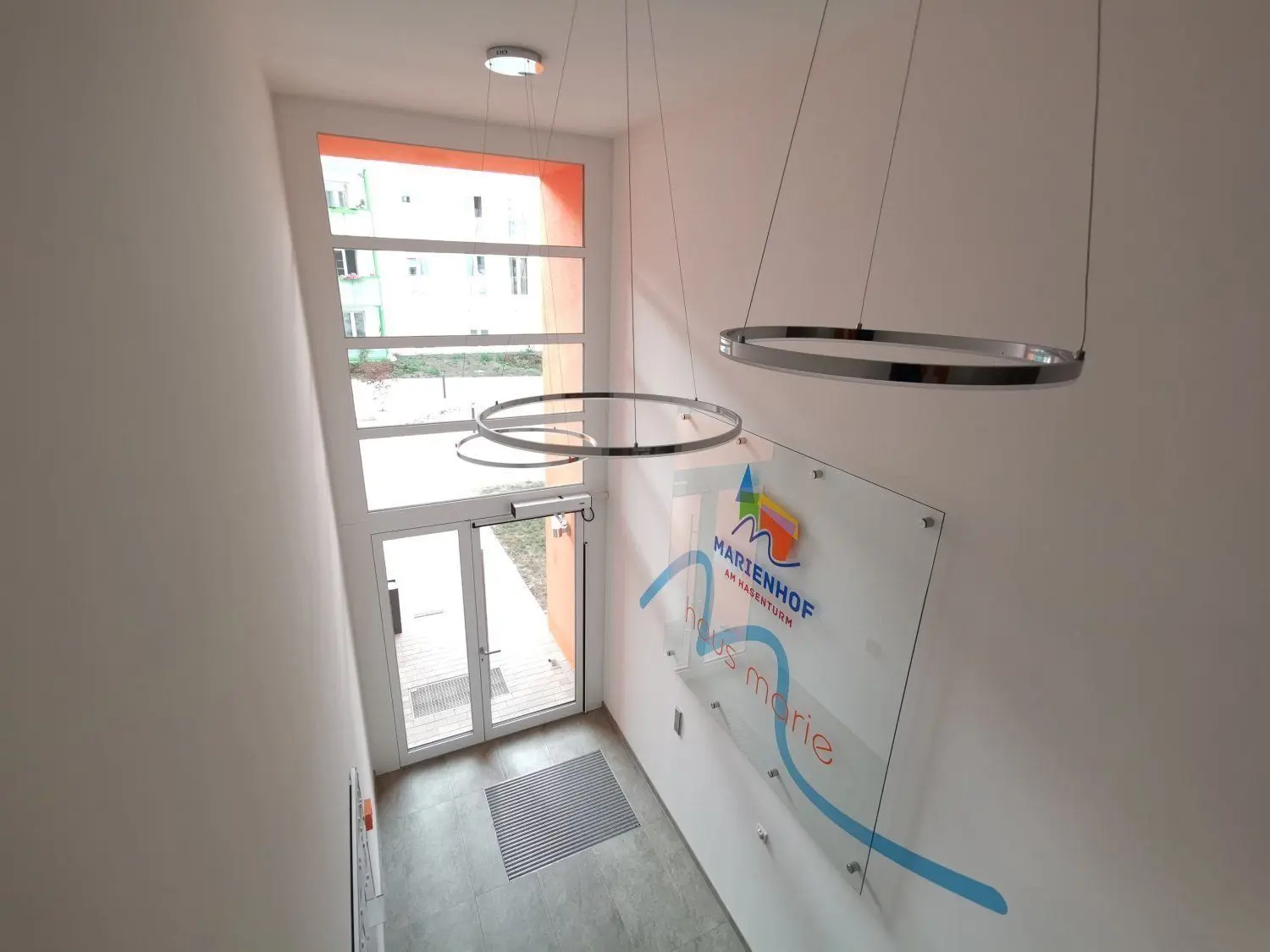Freundlicher Empfang im Treppenhaus.