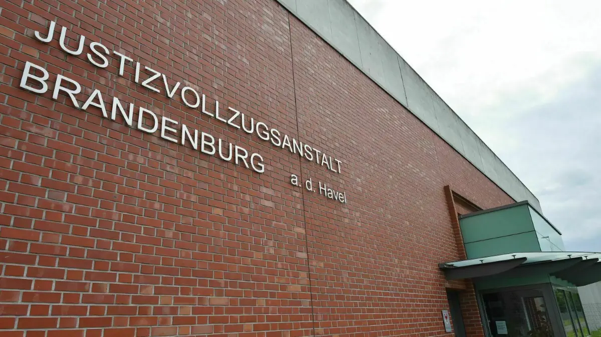 Der Sexualstraftäter ist eigentlich in der Sicherungsverwahrung der JVA in Brandenburg an der Havel untergebracht.
Die Justizvollzugsanstalt. In Brandenburger Gefängnissen haben sich seit Beginn der Corona-Pandemie zwei Gefangene nachweislich mit dem Coronavirus infiziert. (zu dpa "Zwei Gefangene in Brandenburg mit Coronavirus infiziert") +++ dpa-Bildfunk +++