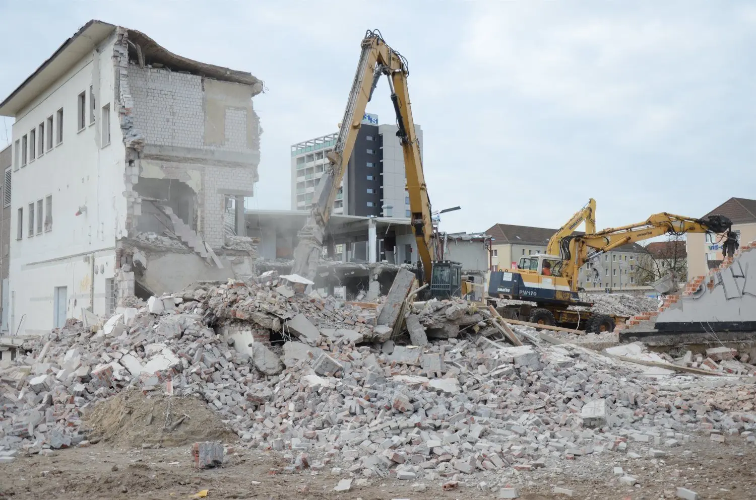 Am Freitag ist das einstige „Kaufhaus des Friedens“ auf dem Roten Platz in Lübbenau komplett abgetragen worden.