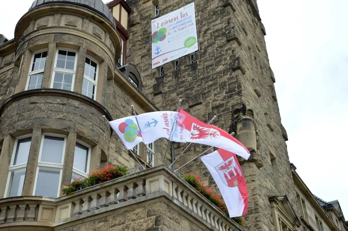 Der letzte Brandenburg-Tag fand 2019 in Witttenberge statt. 2021 musste er in Bernau wegen Corona ausfallen. Dieses Jahr feiern die Brandenburger wieder. Dann wehen die Brandenburg-Fahnen in Finsterwalde. Motto: Hier spielt die Musik