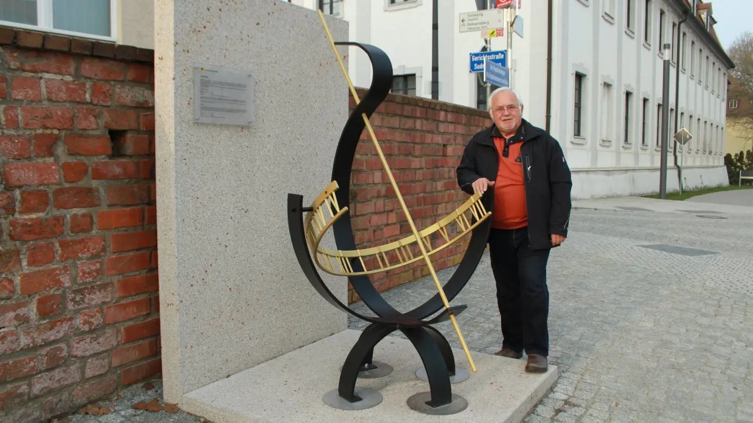 Dieter Wanske an „seiner“ Sonnenuhr.