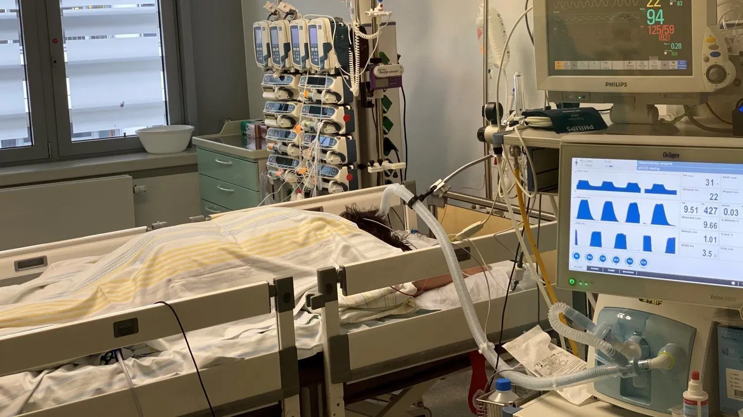 Ein Patient wird auf der Intensivstation des Carl-Thiem-Klinikums in Cottbus beatmet. Auch Heinz Richter wurde hier behandelt, konnte das Krankenhaus aber noch vor seinem 98. Geburtstag verlassen.