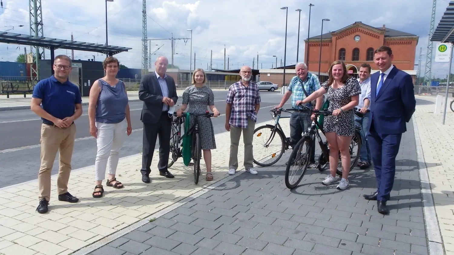 Bei einem Treffen auf dem Gubener Bahnhof tauschten sich jüngst Politiker und weitere Interessenvertreter zu diesem Thema aus.