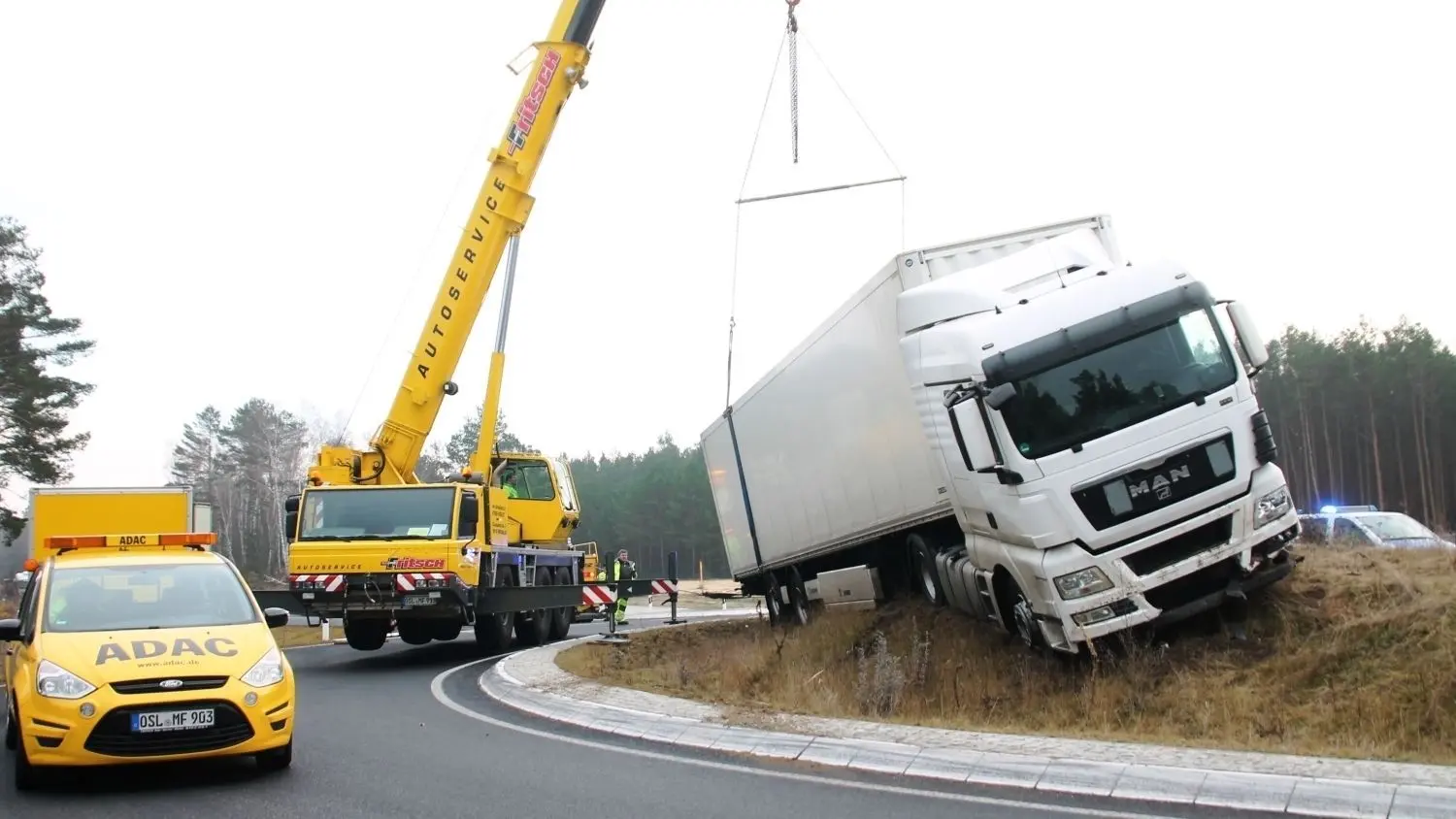 Archivfoto – Wenn Lkw vom rechten Weg abkommen: Wollte der Fahrer an der B 97 an diesem Tag im Dezember 2020 etwa abkürzen? Der Kran wurde gebraucht, um den Laster vom Hügel zu heben.