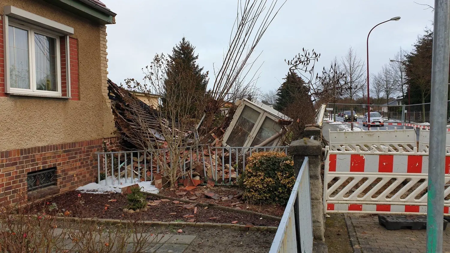 Der Schauplatz des Unglücks an der Schacksdorfer Straße in Finsterwalde 24 Stunden nach dem Großeinsatz der Feuerwehr und vieler weiterer Helfer: Das Grundstück ist mit einem Bauzaun abgesperrt, das Haus ist völlig zerstört.