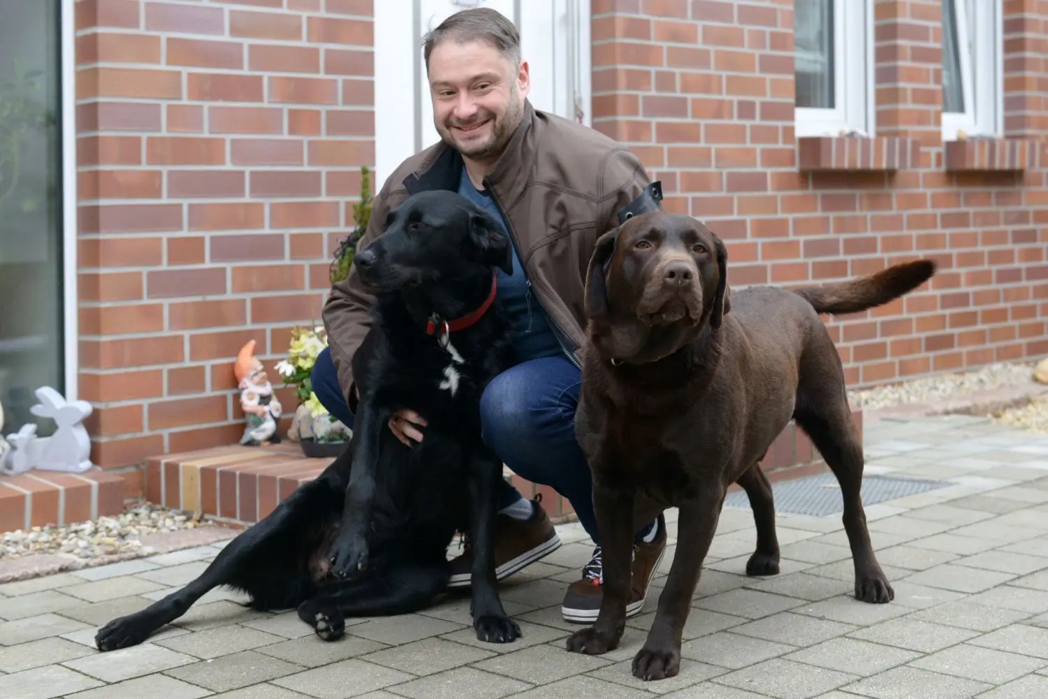 Die Familie von Christian Konzack muss jetzt öfter auf ihn verzichten. Die wenige Freizeit genießt er zu Hause in Saalhausen mit seinen beiden Hunden Balu und Bagira.
