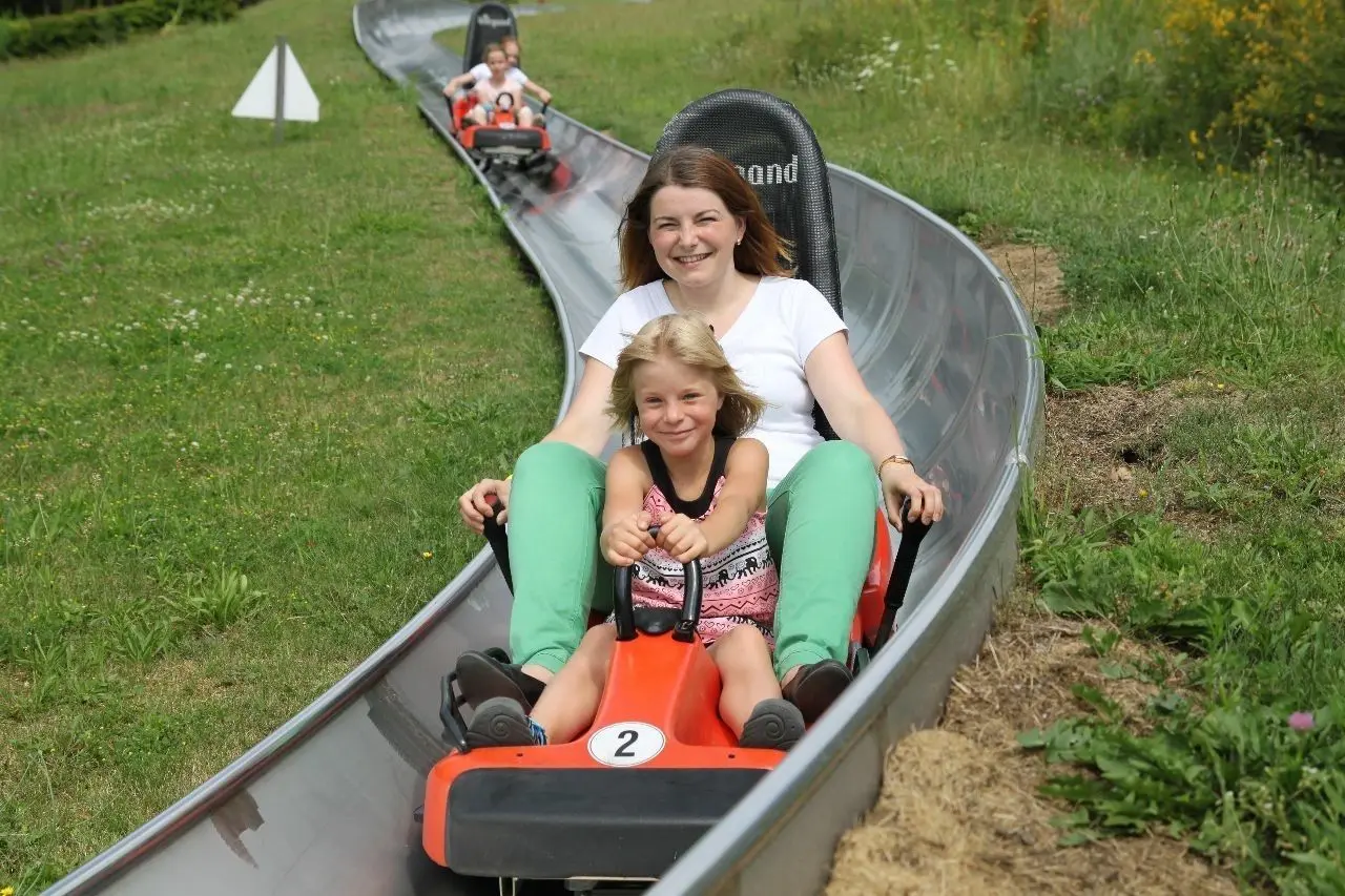 Rasante Abfahrten sind auf der Teichland-Sommerrodelbahn möglich. Der Erlebnispark bietet Ferienkindern kleine Vergünstigungen.