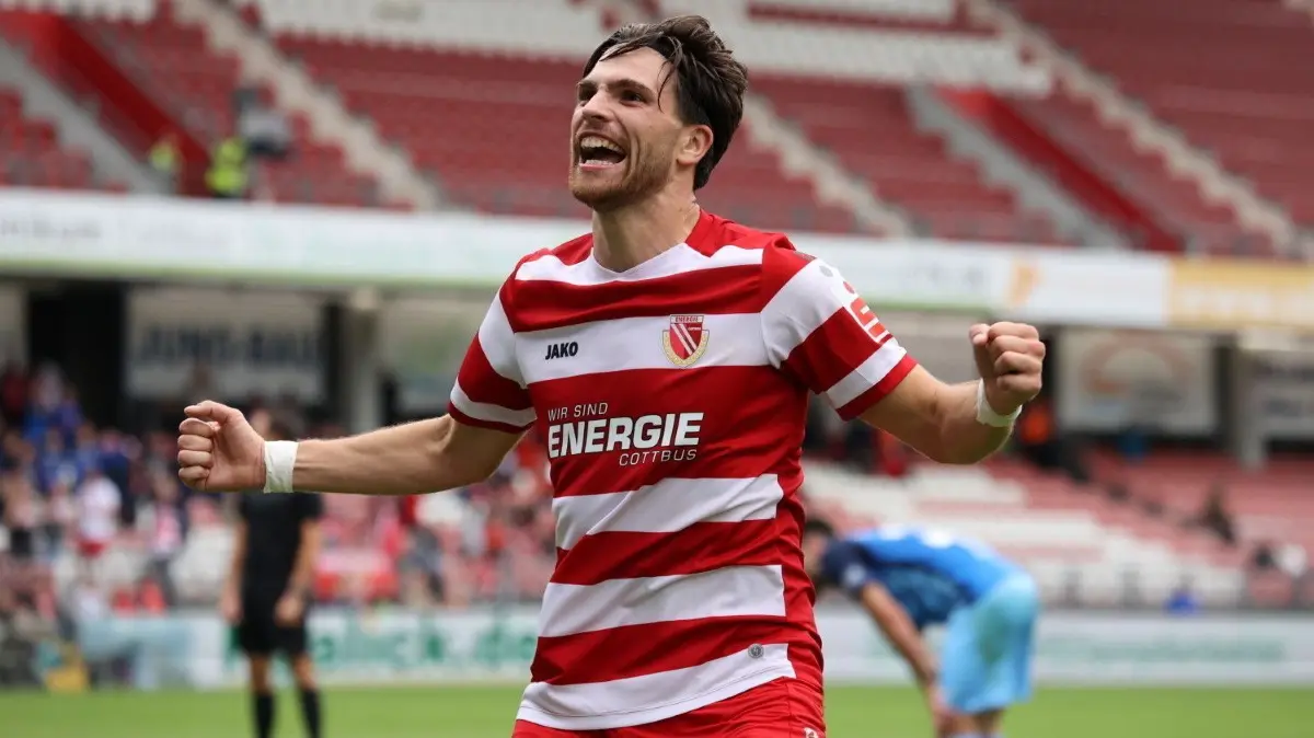 Nikos Zografakis erzielte drei Treffer im Spiel von Energie Cottbus gegen den FC Eilenburg.
11 Nikos Zografakis (Energie Cottbus) bejubelt einen Treffer