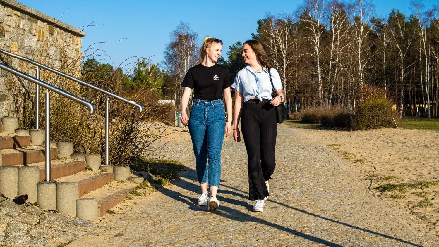 Annalena und Julia sind Freundinnen aus Cottbus, die auch gern spontan zum Stausee fahren, um die Sonne zu genießen und die Seele ein wenig baumeln zu lassen.
