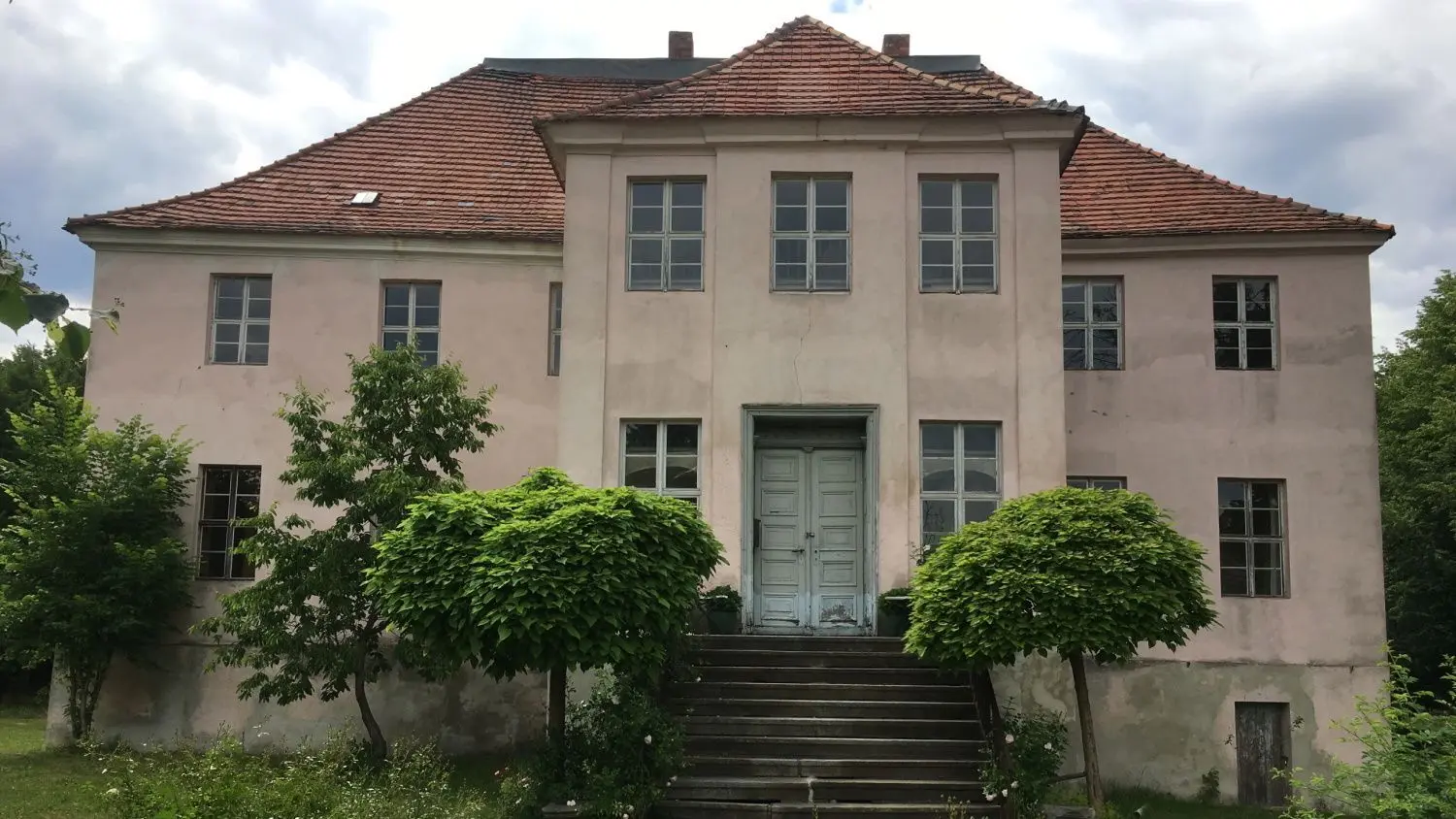 Von viel Grün umgeben: das kleine romantische Schloss Groß Schacksdorf mit palaisähnlichem Zuschnitt.