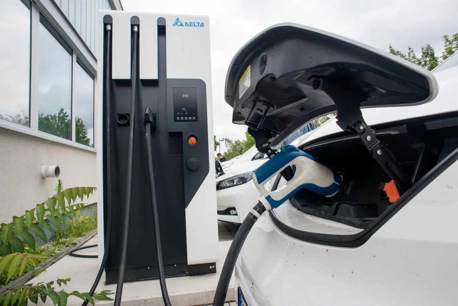 An der Ladesäule werden die geleasten BTU-Fahrzeuge betankt. Umgekehrt können sie Energie an die Säule abgeben.
