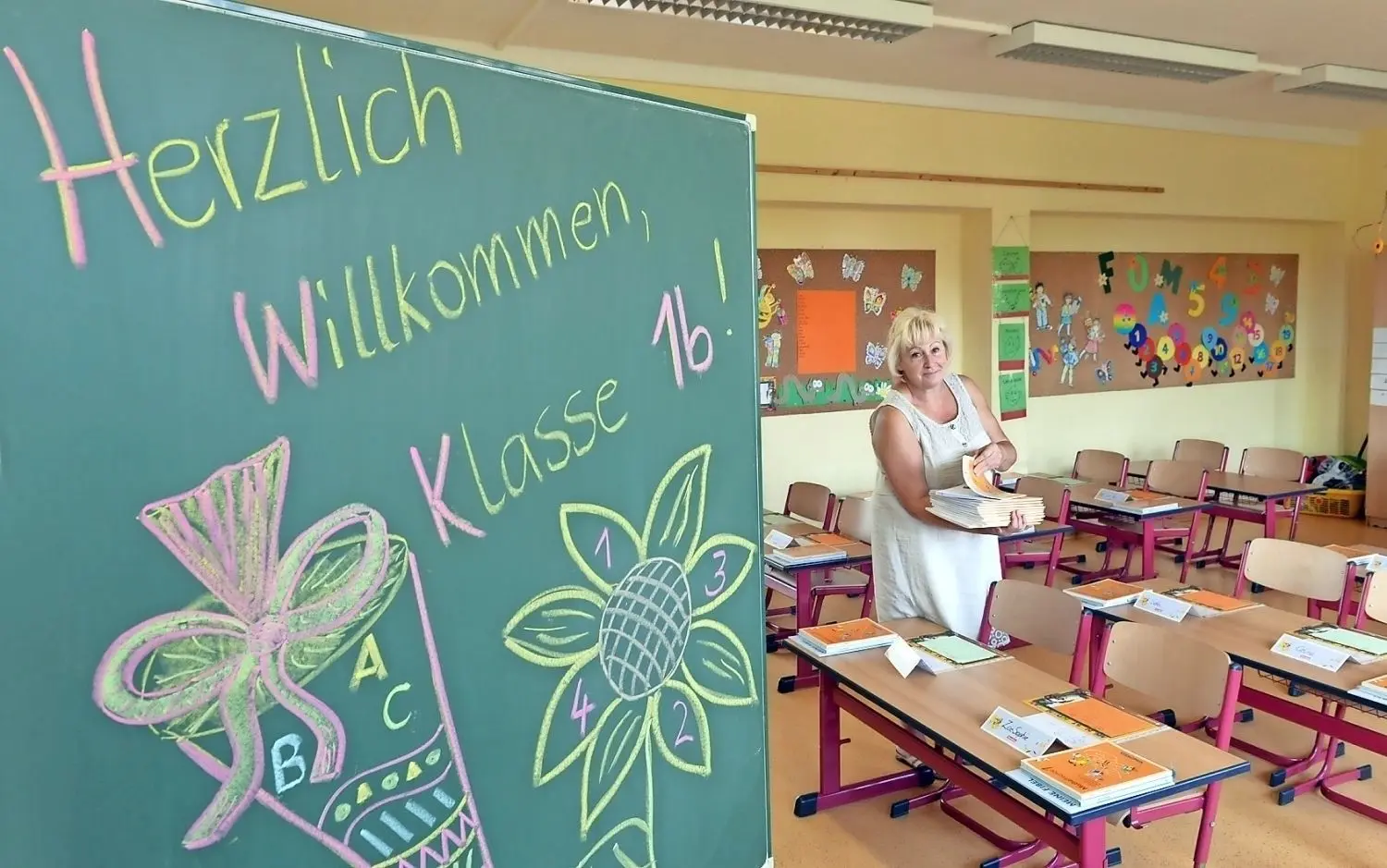 Für 81 Kinder in zwei Flex- und drei Regelklassen beginnt am Samstag in der Senftenberger Regenbogen-Grundschule die Zeit des Lernens. Lehrerin Silke Siehlow hat für ihre neue Klasse 1B den ersten Schultag vorbereitet.