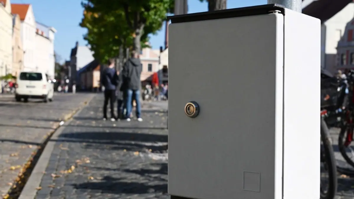 Die Cottbuser Stadtverwaltung setzt die Verkehrszählung am Altmarkt weiter fort.
Das Fahrverbot ist wieder aufgehoben: Über den Cottbuser Altmarkt dürfen jetzt wieder Fahrzeuge rollen.
Kasten zur Zählung der Verkehrsströme.