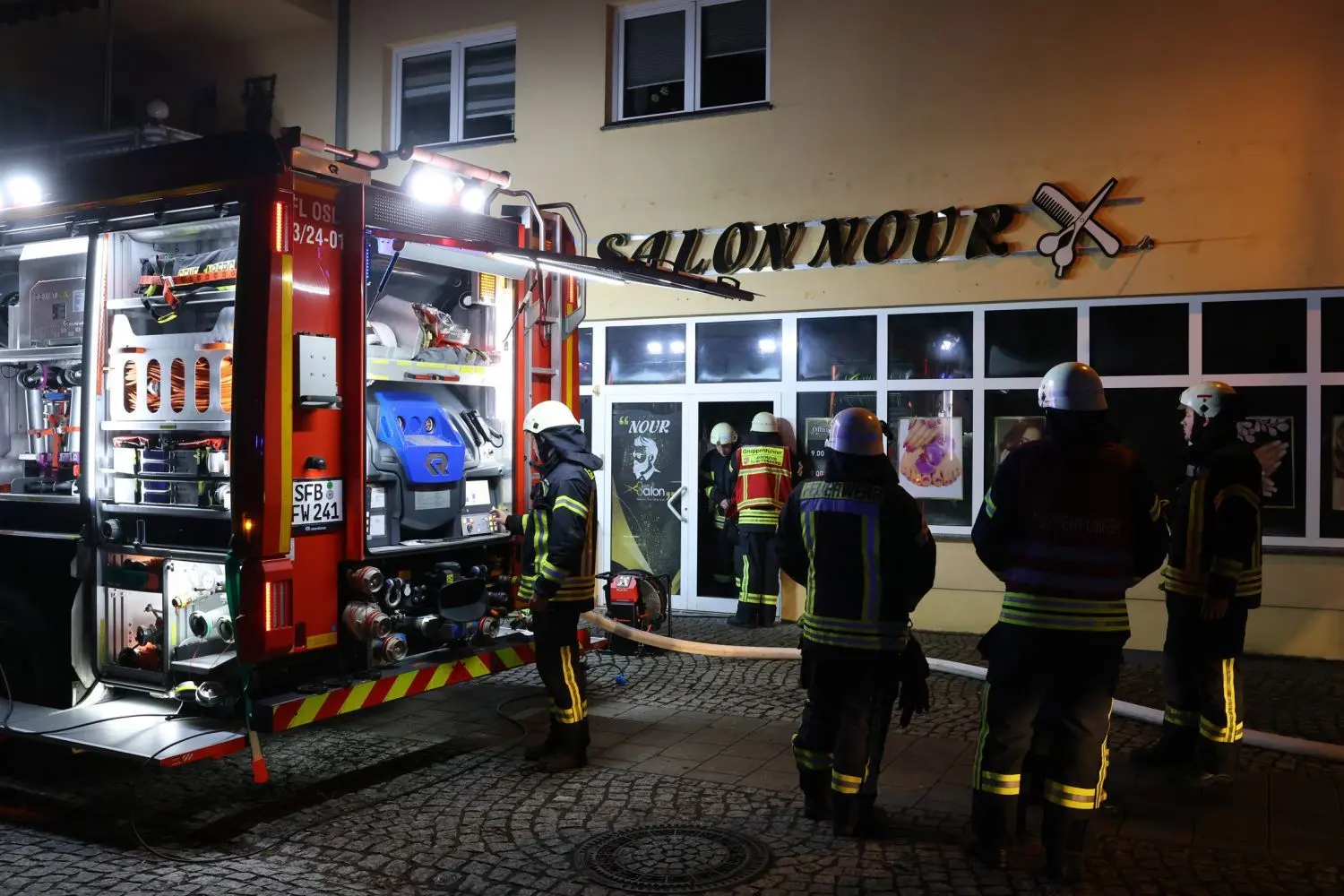Ein Brand in einem Friseursalon in der Senftenberger Innenstadt löste kurz nach 22 Uhr einen Großeinsatz der Feuerwehren aus.