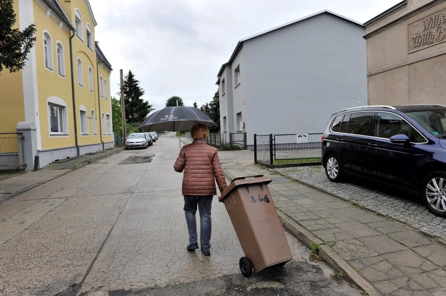 Fast 200 Meter müssen die Rentner der Lausitzer Straße mit ihren Tonnen  laufen, um an die Grün Straße zu kommen. Dort ist der Müllsammelplatz während der Bauphase der Straße.