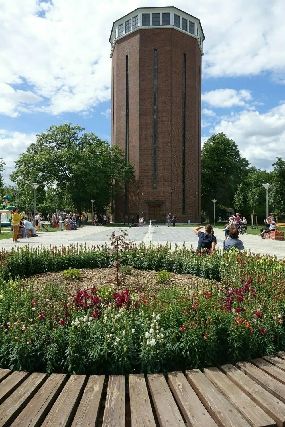 Die Fontänen am Wasserturm in Weißwasser sprudeln wieder.