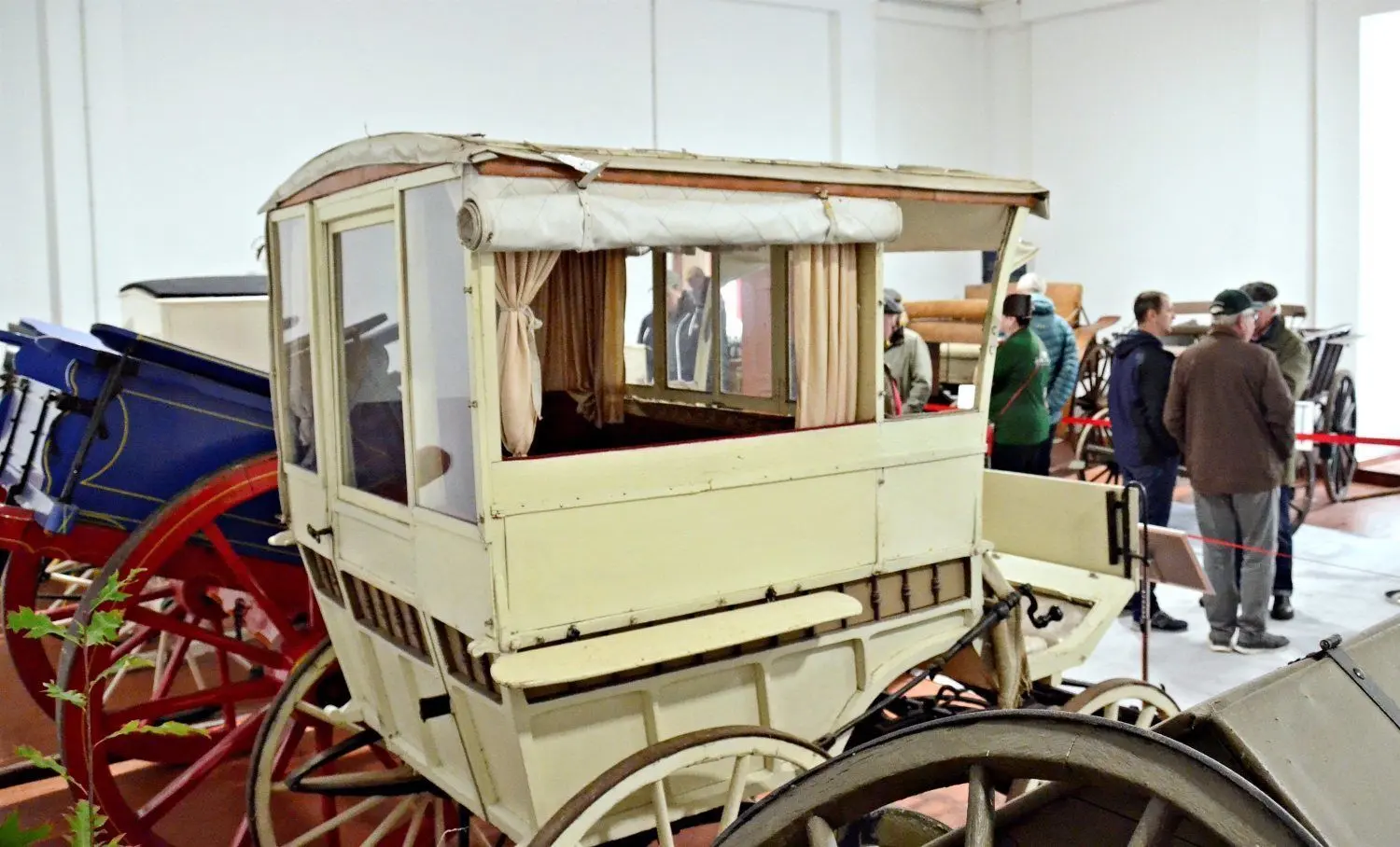 Die Gemeinde Massen/Niederlausitz hat eine Kutschenausstellung eingerichtet. Im Bild: Sonntagswagen, Ende des 19. Jahhunderts weit verbreitet, Baujahr um 1850, mit Rollgardinen an den Seiten.