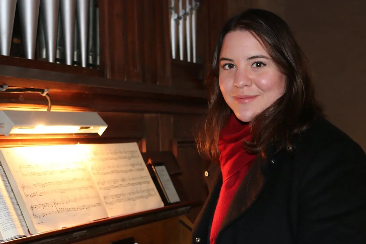 Kantorin Luisa Rapa am Sonntag vor dem Gottesdienst in der Katharinenkirche in Herzberg. Die Organistin  übernimmt für einige Monate die Aufgaben von Solveig Lichtenstein.