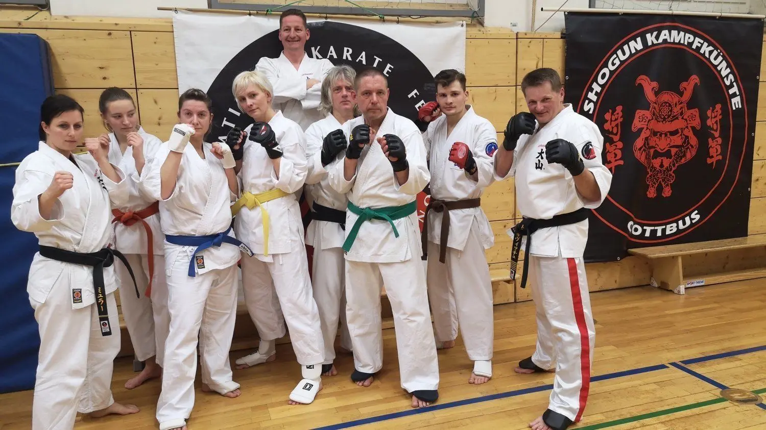 Karate-Europameisterin Anne Müller (links) gründete vor fünf Jahren in Cottbus den Verein Shogun Kampfkünste. Aktuell bereitet sie sich auf die Oyama-Karate-Weltmeisterschaft in Kanada vor.
