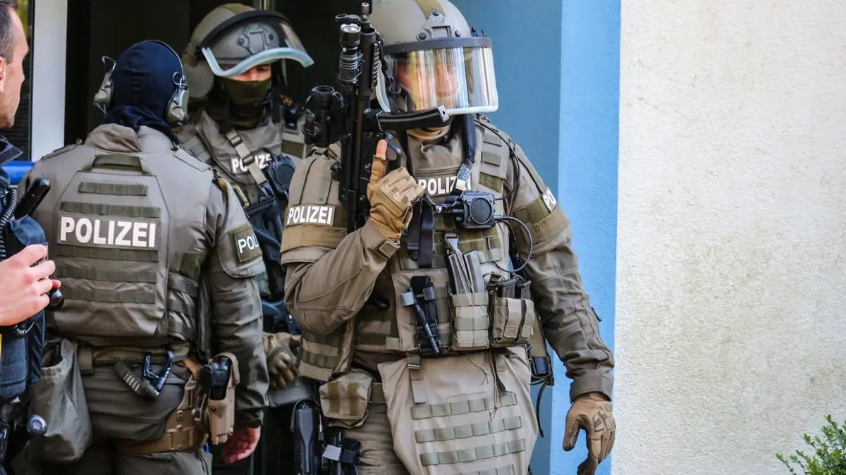 SEK-Einsatz: Spezialeinsatzkräfte der Polizei Brandenburg waren am Sonntag (30.4.) zur Unterstützung von Streifenbeamten in den Winzerring in Frankfurt (Oder) gerufen worden (Symbolbild).
14.04.2023, Hessen, Frankfurt/Main: SEK- und Polizeibeamte stehen am Eingang eines Wohnhauses. Bei Durchsuchungen in Frankfurt hat die Polizei am Freitag mehrere zündfähige Granaten und Munition gefunden. (zu dpa «Durchsuchungen in Frankfurt - Munition und Granaten gefunden») Foto: Sergen Kaya/KeutzTVNEWS/dpa +++ dpa-Bildfunk +++