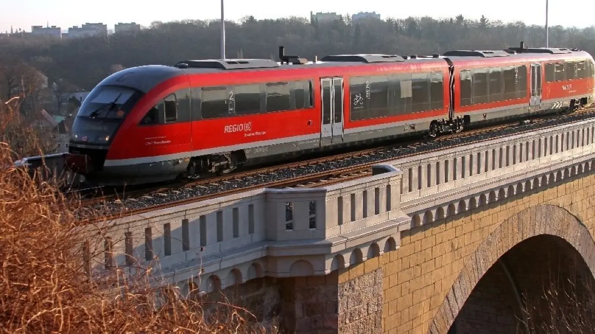 Ziel sind mehr Züge über Oder und Neiße: Eine Regionalbahn aus Breslau rollt hier über den 475 Meter langen Neiße-Viadukt zum Bahnhof Görlitz (Sachsen).
ARCHIV - Eine Regionalbahn aus Wroclaw (Polen) rollt nach umfangreichen Sanierungsarbeiten am 04.02.2014 über den 475 Meter langen und 35 Meter hohen Neiße-Viadukt zum Bahnhof der ostsächsischen Stadt Görlitz (Sachsen). Nach der Einstellung der grenzüberschreitenden Bahnlinie Dresden-Görlitz-Breslau will sich ein neu gegründetes Bündnis für eine bessere Fernverkehrsanbindung von Deutschland nach Polen einsetzen. Foto: Jens Trenkler/dpa (zu lsn "Initiative fordert mehr Zugverbindungen in Ostsachsen" vom 12.04.2015) +++(c) dpa - Bildfunk+++ | Verwendung weltweit
